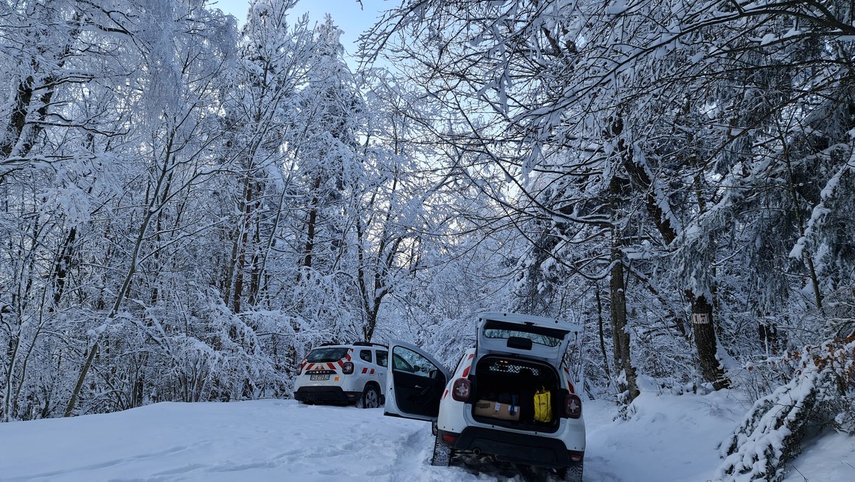 AlturaVision's tweet photo. Déneigement d'une antenne pour récupérer 20db.
Au passage on profite de la vue 😍
#Orange #Telecom #Savoie #Granier #Chartreuse #FH #ALTURAVision https://t.co/eF8YOtcxqA
