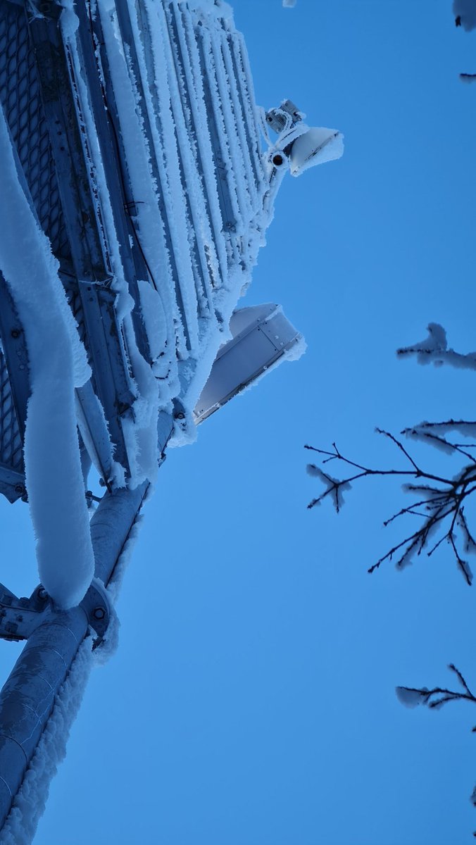 AlturaVision's tweet photo. Déneigement d'une antenne pour récupérer 20db.
Au passage on profite de la vue 😍
#Orange #Telecom #Savoie #Granier #Chartreuse #FH #ALTURAVision https://t.co/eF8YOtcxqA
