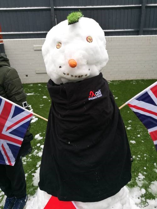 Axil_IS's tweet photo. Great to see the team thinking of Axil during the Christmas break. ⛄️❄️

'Axe' the snowman was built by our Contract Manager Nathan using every last bit of snow from his garden in the West Midlands. 
#Snowman #axilintegratedservices #WestMidlands https://t.co/Jj2y8wWV8e