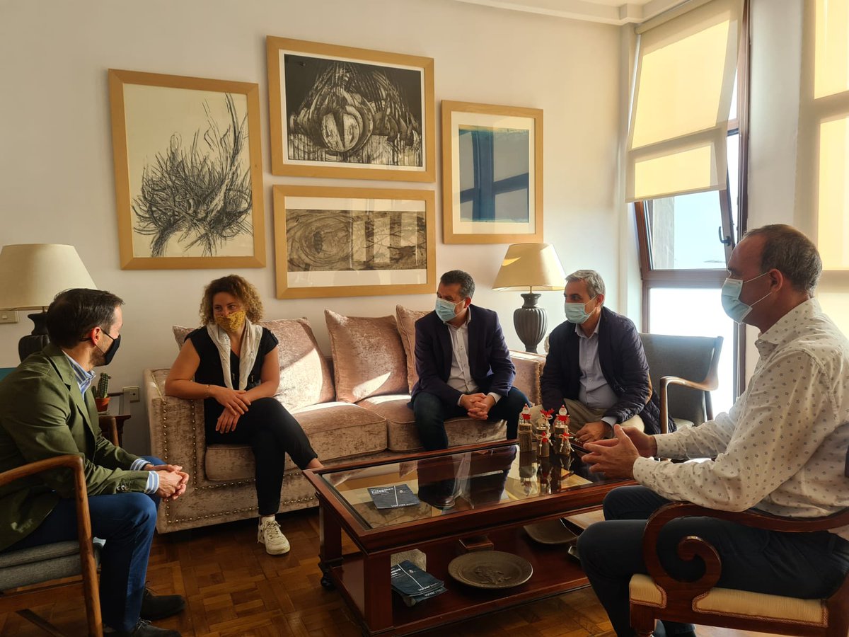 ⛵ #LaPalma acogerá en 2021 la @MiniTransat2021 y hoy he recibido junto al Alcalde <a href="/jcabreraguelmes/">Juan José Cabrera</a> y al Consejero de <a href="/DeportesCabLP/">Deportes La Palma</a> @raulcamachososa a Djemila Tassin, representante de nuestra isla en la Regata. #MiniTransat21