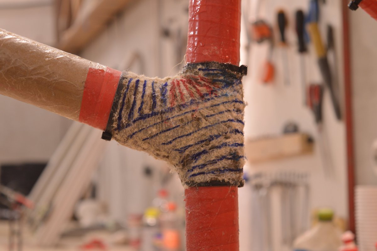 DiveraBikes's tweet photo. For an added structural benefit, fibers from every layer of a joint, are laid down in a different direction. Here we show, the top layers from a joint and how the fibers are oriented. 

#bicycle #bikeporn #ride #velo #instacycling  #divera #kdf1 #joints https://t.co/dEeEZGQFij