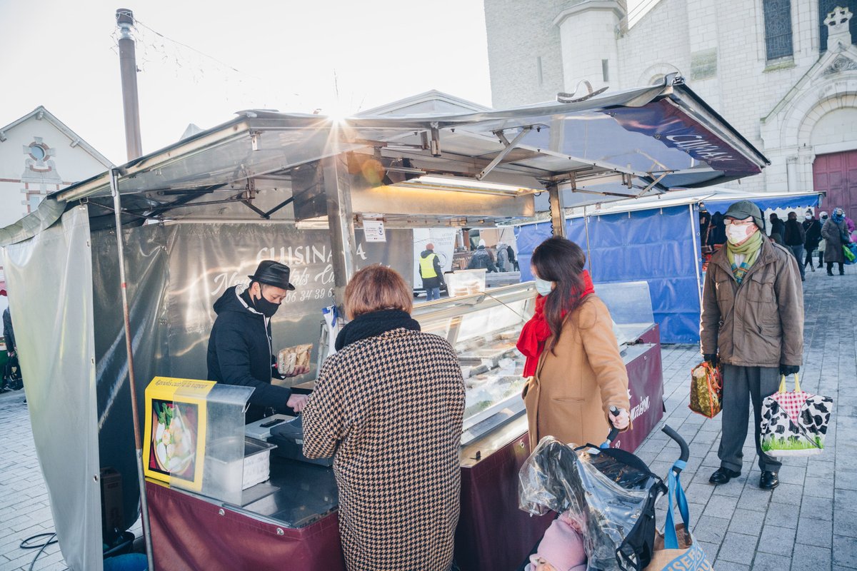 #vielocale
Le Maire <a href="/SandraImperiale/">Sandra Impériale</a> accompagnée de Fabrice Bascoul, Adjoint aux Affaires économiques et d’autres Elus étaient présents ce matin au Marché de retour sur la place de l’Eglise rénovée #Bouguenais
💬Etre à l’écoute des habitants, des commerçants et artisans.