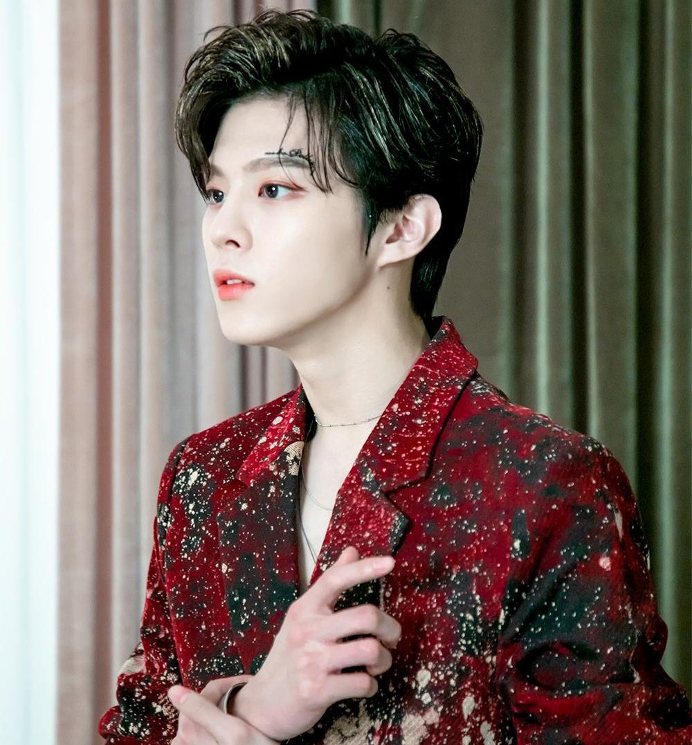 wooseoksnia's tweet photo. "This crown on this Wooseok" a thead; https://t.co/FHSTNomO31