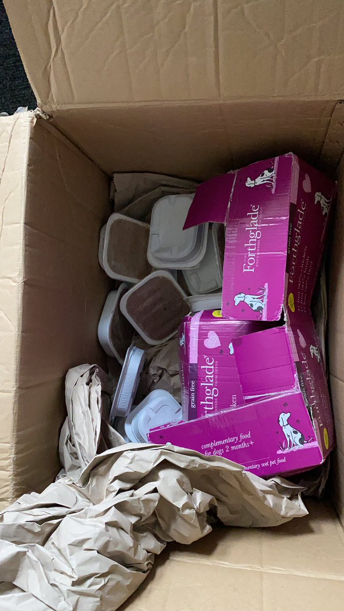 gem2082's tweet photo. 2 parcels, one delivered by @Hermesparcels and one delivered by @DPDgroup_news - no prizes for guessing which was which 🙈 https://t.co/57TfJ370t8