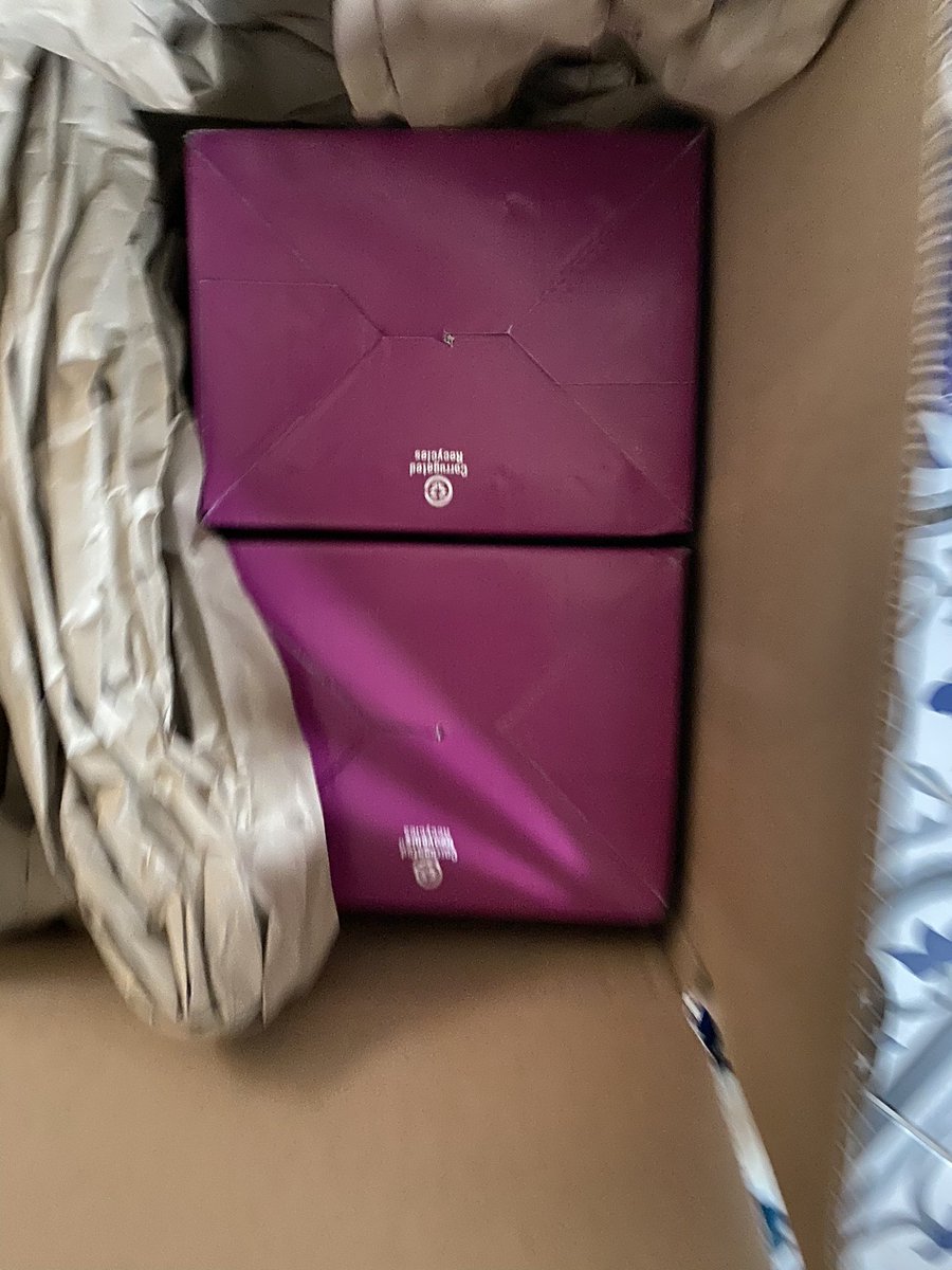 gem2082's tweet photo. 2 parcels, one delivered by @Hermesparcels and one delivered by @DPDgroup_news - no prizes for guessing which was which 🙈 https://t.co/57TfJ370t8