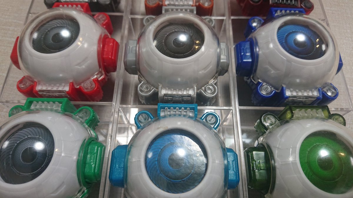 マスクドん ラジオmc 100均収納活用 今日は最近妙に仮面ライダーゴーストにハマりはじめた で アイコンたちを上手く収納してフィギュアーツとも後々絡めて飾りたいなのでセリアの仕切り3ハーフトレーで収納 ピッタリ アイコン達よ こっち見る