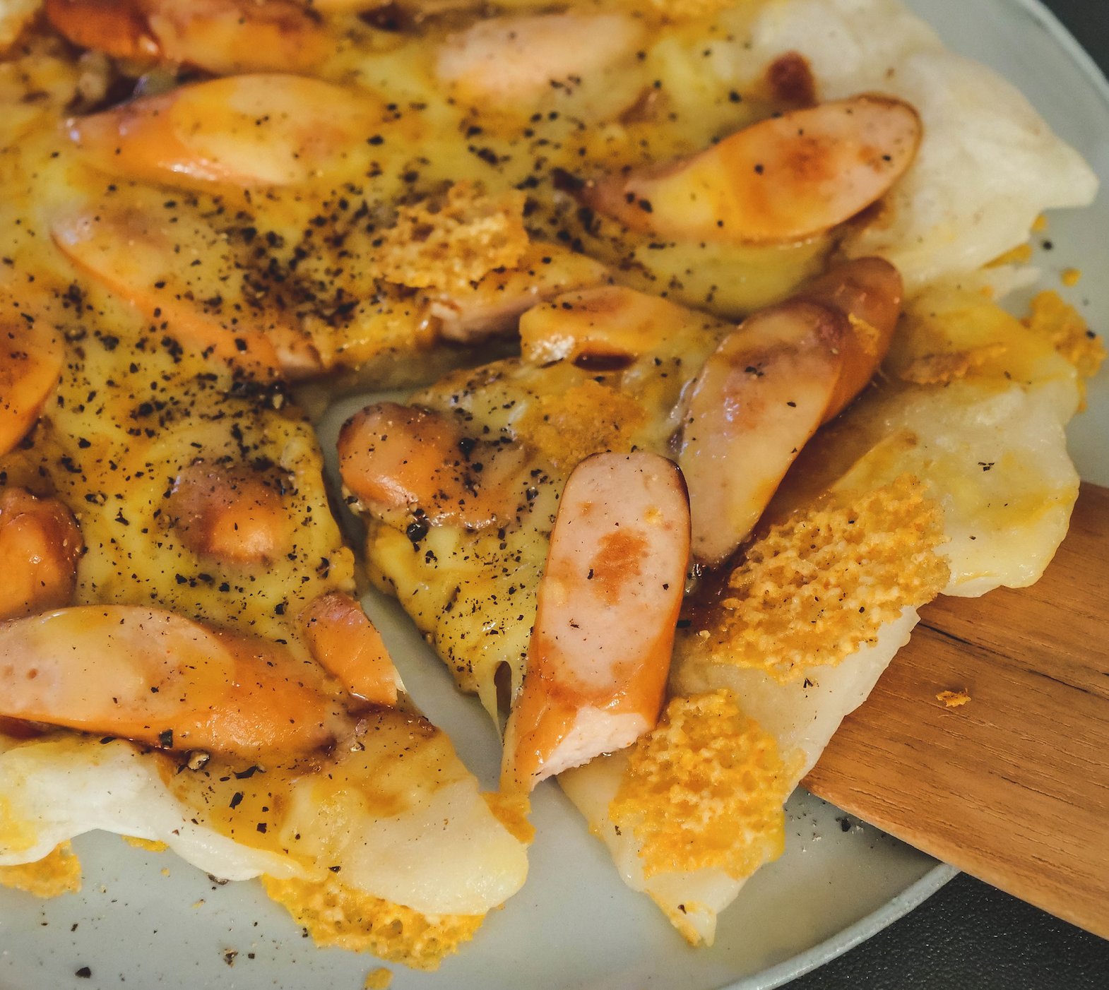 ラク速レシピのゆかり Toroaスイーツ開発 料理家 この餅ピザ ソーセージの旨みが餅に絡んでほんと美味しい チーズの一部ははみ出すように散らすとカリッカリになります 油でソーセージ3本炒め取り出し 厚み半分にした餅4個入れて蓋し焼き上下返しヘラ