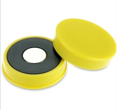 Lionel Messi being a magnet. A thread