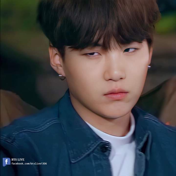 desiriiiii's tweet photo. My boyfriend saw me texting with another boy 🤭
My bf be like ; 
#BTS #army #suga #sugacute https://t.co/TLBu1iobkp