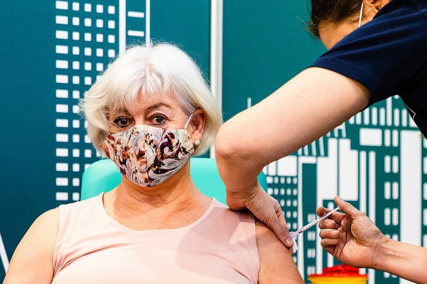 De eerste coronavaccinatie voor VVT medewerkers in regio Rotterdam is een feit! Vanochtend kreeg Laurens medewerkster Debora de allereerste vaccinatie op <a href="/ZestienhovenNL/">Rotterdam Airport</a>. Blij met deze eerste stap naar bescherming, vrijheid en minder druk op de zorg! #samensterk #coronavaccinatie
