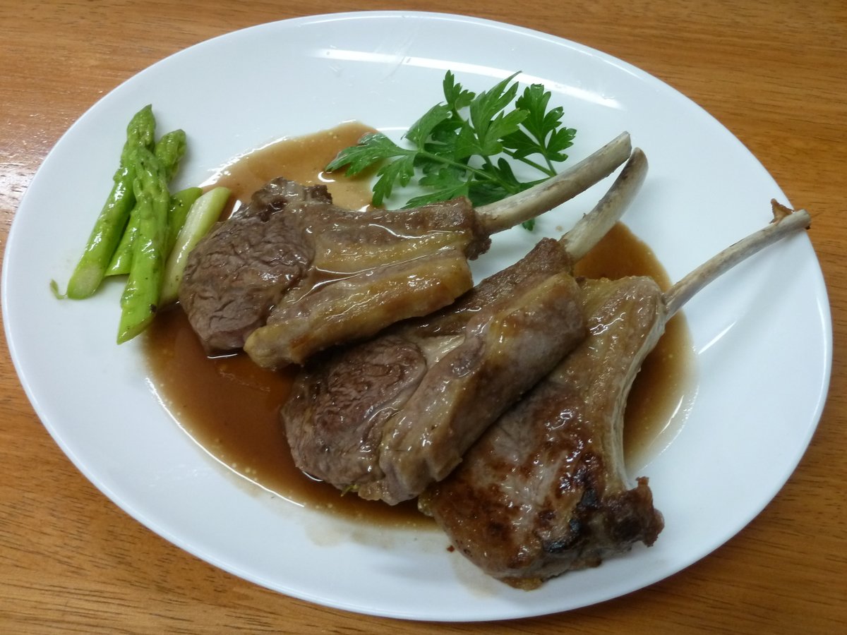 珍獣 どうも 子羊背肉のリンゴソースかけです