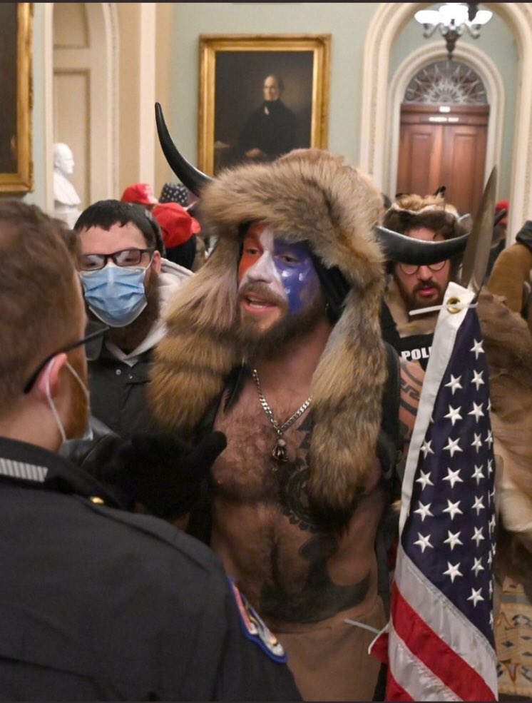 Amirim inanın amerikanın yetiştirdiği ender yetenekleriz biz, polis gecesine de çıktık. Arkadaşlar amirimize showumuzu göterelim hadi