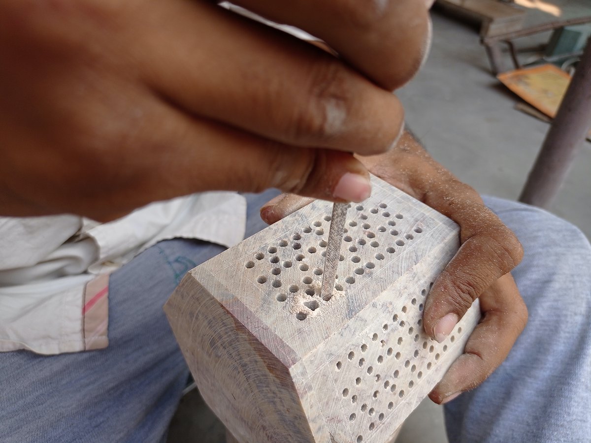 MSLF2024's tweet photo. Find Al Maun at our Virtual Weaves and Crafts Bazaar from 1st-12th February! #MarbleCarving 
#BarviBarasBarqaraar
#Handpicked100
#12DinBazaar
#KarigarKeQadrdaan
@MSLF2021 @MahindraKabira https://t.co/HhDwxztkPb