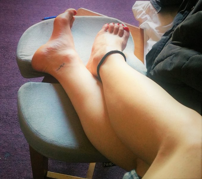 Let me feed you! 😊 https://t.co/9zAUayBPq9 https://t.co/sKfYZmaA7A