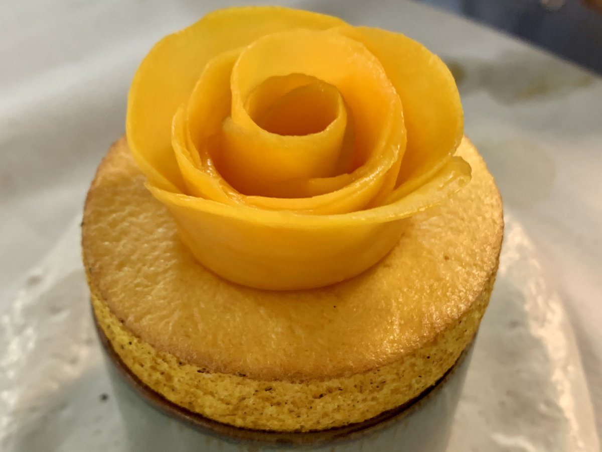 salvador_fab's tweet photo. Un soufflé magique à la mangue et curry doux, sorbet 100% mangue qui aurait dû être à la carte de la cristallerie pour la carte d’hiver. #foodforchange #onechefoneingredient #relaischateaux #slowfood #michelinstar #MICHELINguideBELUX https://t.co/fv1l0p4ajN