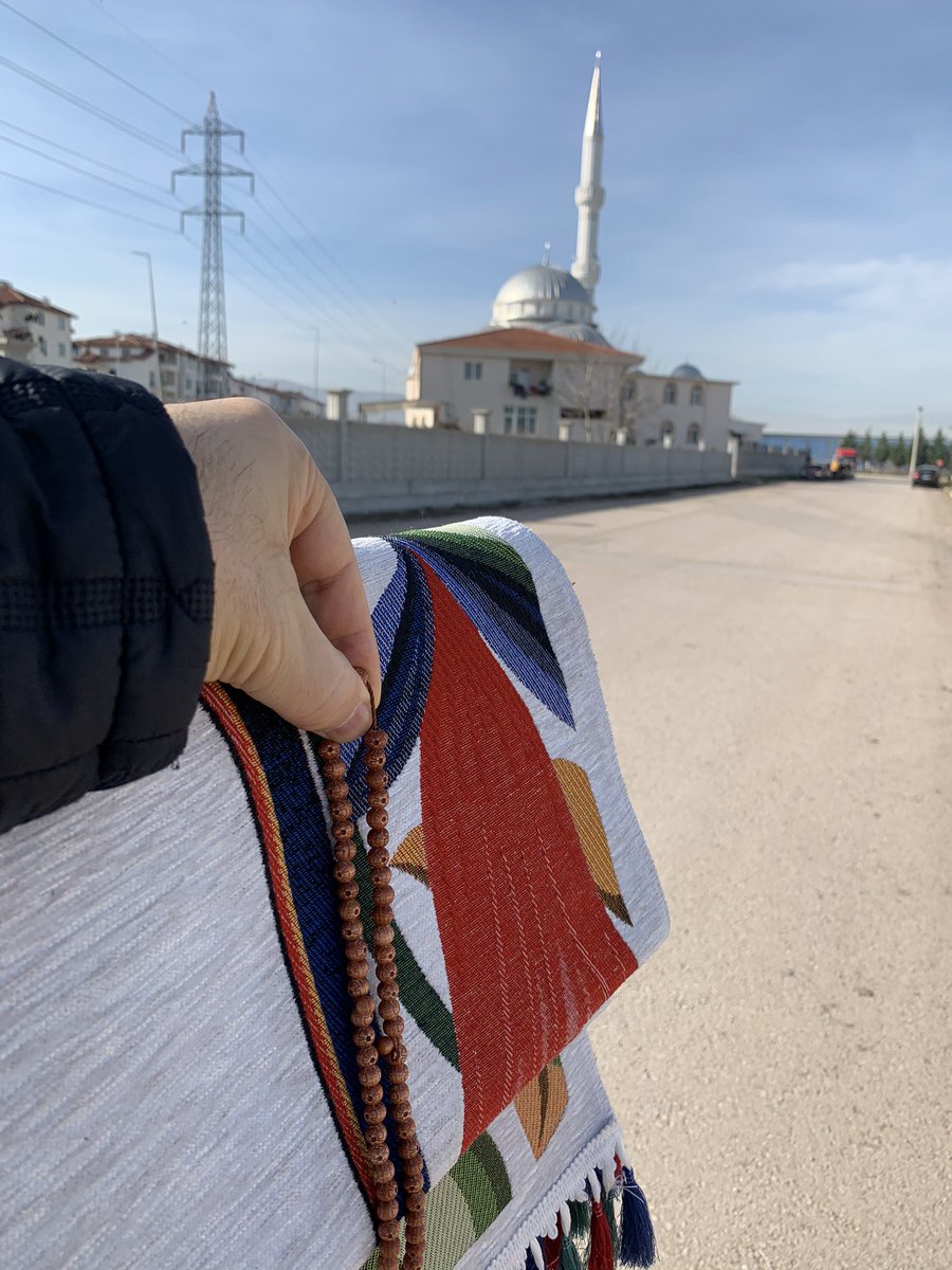 أعيش حالياً ببلد شبه أوروبي. في كل أسبوع ينتابني هذا الشعور الغريب حيال تسلسل الأيام. 
لم أستطع حتى الآن ضبط إحساسي بهذا اليوم العظيم بين #جمعة_مباركة أم #هلا_بالخميس