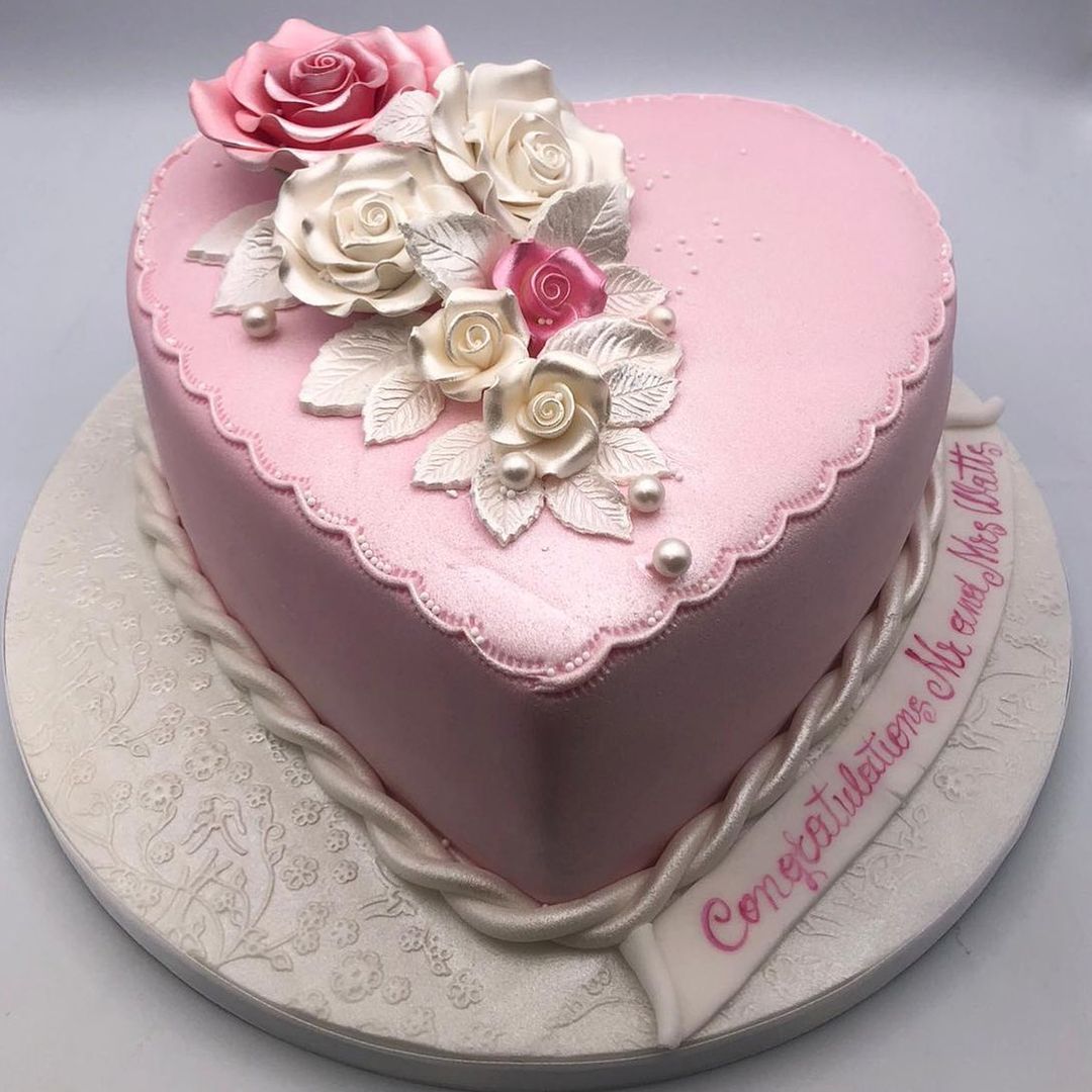 cakes_new's tweet photo. #feelgoodfriday time 🎉 A little throwback to a stunning small Wedding cake we made last month 💍💫 💞💐 If you need a cake to make your wedding extra beautiful, you know where we are! 😉 #newcakes #newcakesberkshire #2020weddings #2021weddings #weddingcake #simplebutelegant https://t.co/HO58I9s8M0