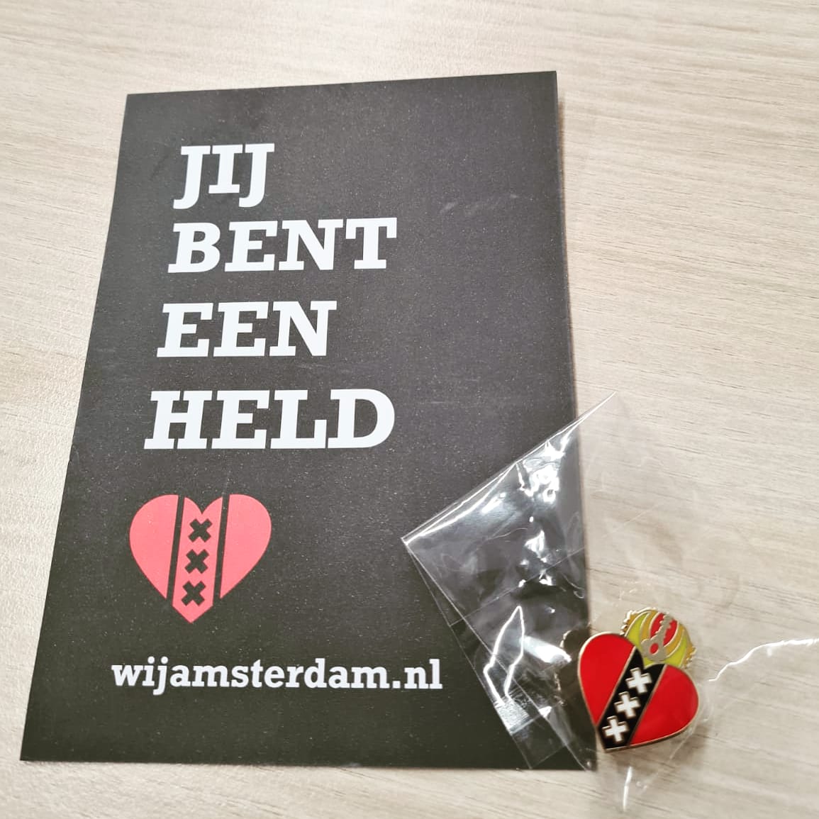 Dit speldje en kaartje met warme tekst ontving een leerkracht van onze school deze week van een ouder. Wat een lief gebaar!

Wil jij jouw held ook in het zonnetje zetten? Kijk op: wijamsterdam.nl 

❌
❌
❌

#hartonderderiem