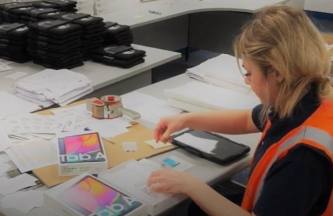 kingshealth's tweet photo. During this difficult winter @LifeLines_ICU is enabling families across the UK to connect with loved ones in #ICU &amp; the incredible #NHSheroes caring for them 👏

The team's working hard to deliver tablets &amp; support virtual visits for as many as possible!

https://t.co/sPzd0ALJ2T https://t.co/lrLTdLt9UA