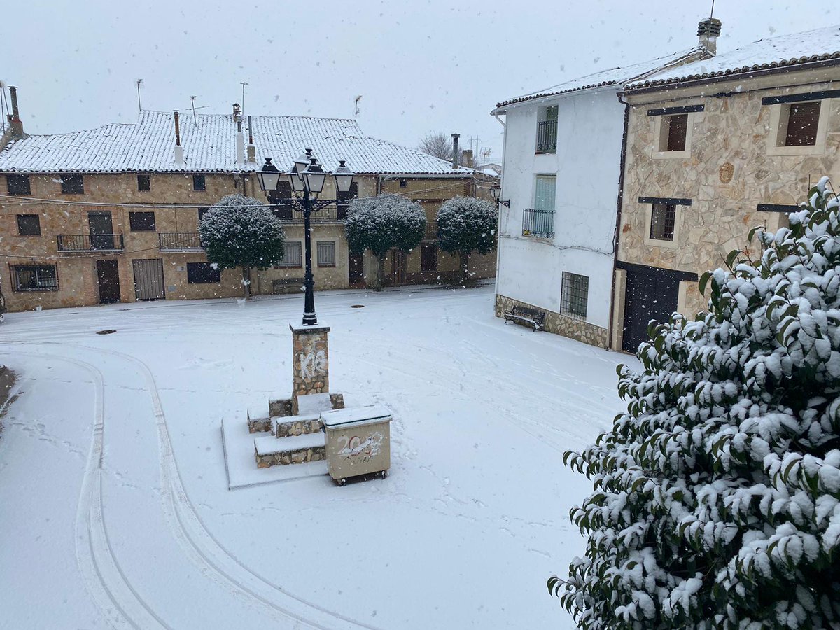 Hazme un muñeco de nieve ⛄🎶🎶 vamos todos a jugarrrrrr☃️☃️🎶🎶🎶🎶🎶. Os quiero, no me olvido de la gente buena de mi Twitter, ni de mi niño tampoco☝️☝️. Os quiero 😘😘😘😘😘💞