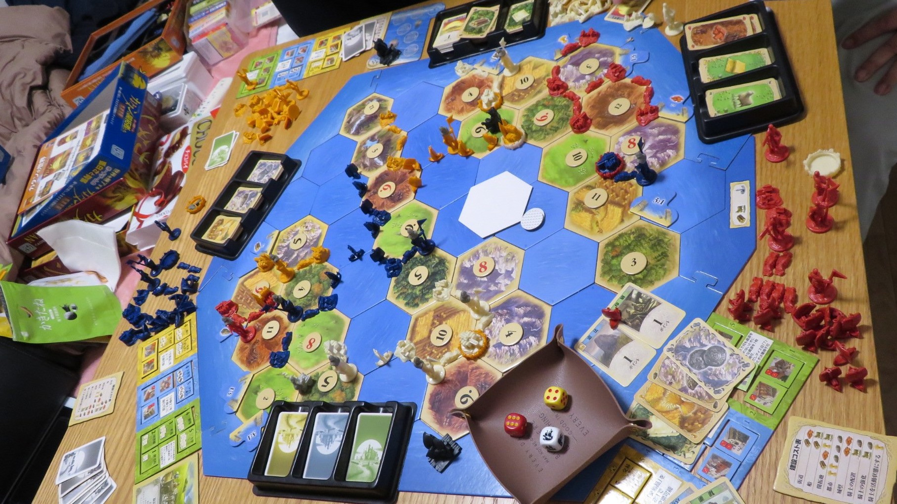 株 ジーピー広報 Rt Nobukiarai 先日の新年会 ボードゲーム したい 75 新年会 家 あそぼ塾 回 カタンをしまくった 普通カタン1時間15分 騎士カタン1時間半 海 騎士カタン2時間半ｗ 初めてプレイ やっぱ カタン は選択レベルが成長してく