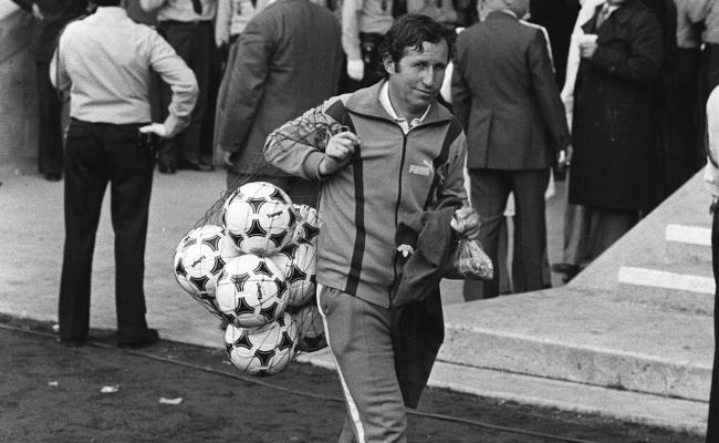 En effet, celui-ci, ancien joueur auxerrois, a été choisi pour entraîner le club puisque c’était le moins cher de tous les entraîneurs qui ont postulé.Dès son arrivée, l’homme au bonnet permettra aux icaunais de gravir les échelons à grande vitesse.