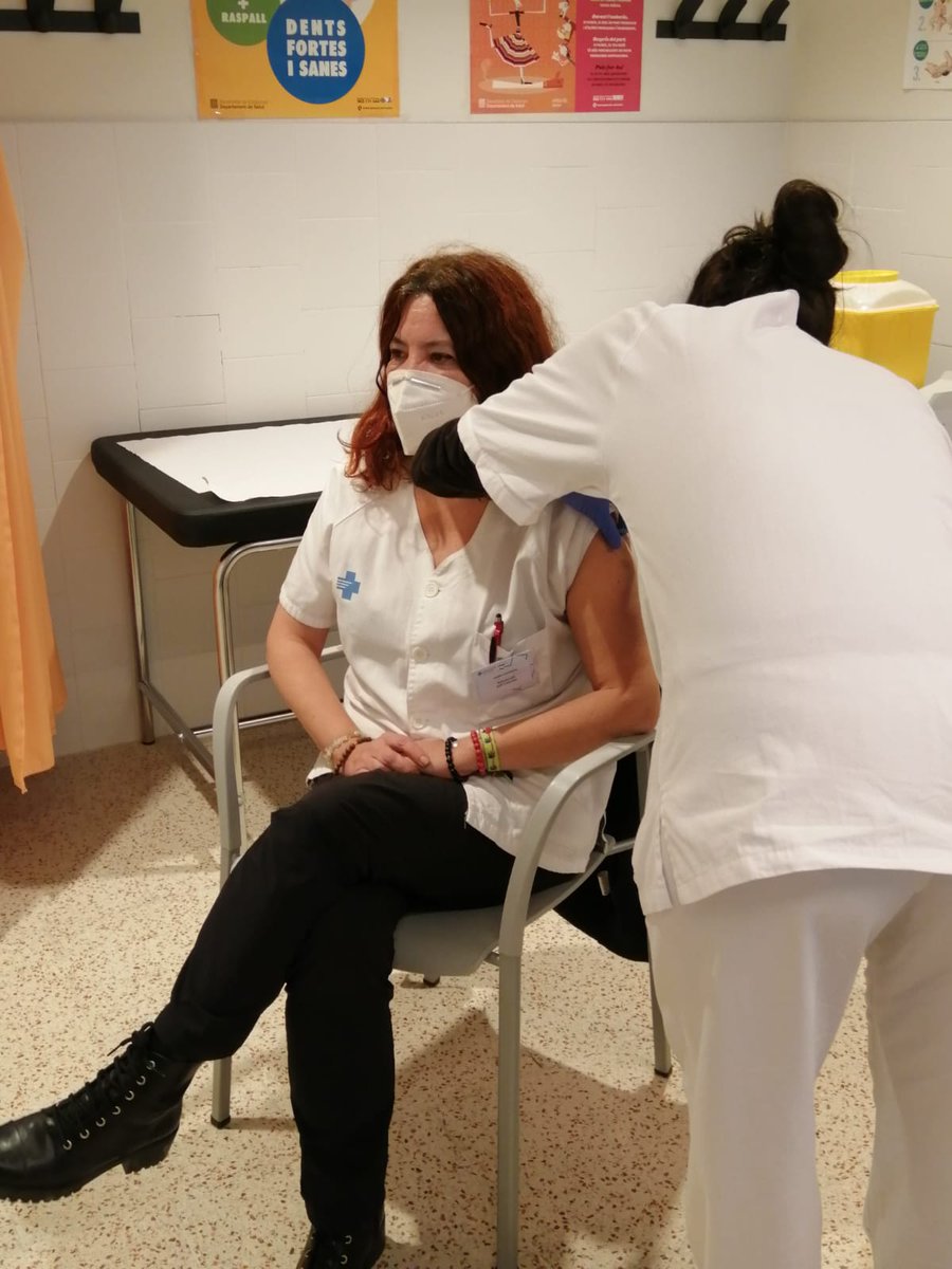 primariaicscat's tweet photo. La vacunació de la covid-19 està indicada per a tots i totes les professionals de l'atenció primària, com ho estan fent al #CAPCasernes, on es vacunen metges/ses, infermeres, pediatres, treballadors socials i personal administratiu de l'#apicsbcn entre d'altres #JoEmVacuno https://t.co/Ow6e9C9tmo