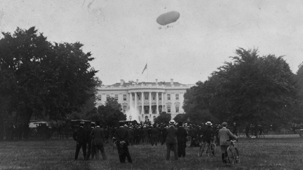 Beachey airship over White House in 1906 (WHHA)
