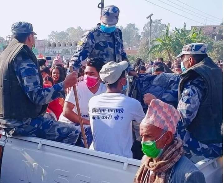 'निर्मला पन्तको बलात्कारी खै' लेखिएको Tshirt लगाएर प्रधानमन्त्री केपी शर्मा ओलीले सम्बोधन गरेको Dhangadhi को सभामा सहभागी युवाहरुलाई प्रहरीले पक्राउ गरेको छ ।
#JusticeForNirmalaPanta