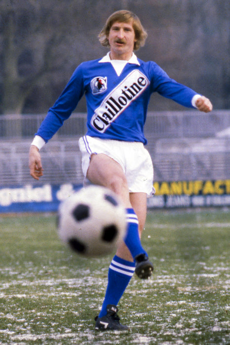 En effet, à la suite de cette montée historique, les auxerrois se placent, pour la première fois, sur le podium de l’élite lors de la saison 1983-1984, se classant troisième.Ainsi, le club dispute ses premiers matchs européens, porté par son buteur historique, Andrzej Szarmach.
