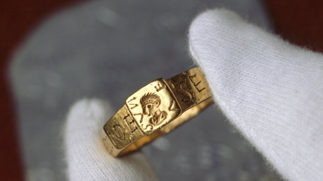 Something rather special for  #FridayFinds this week; a tale of a  #Roman treasure, a curse tablet & a *possible* link to JRR Tolkien. If you're sitting comfortably then I'll begin...Once upon a time, a farmer was ploughing a field in Silchester & he found an inscribed golden ring