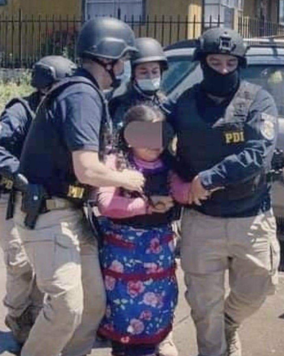 DanielaMillaleo's tweet photo. Así es la infancia mapuche. Dolorosa. Hija de Camilo Catrillanca perdió a su papá a manos del Estado y ahora está perdiendo su infancia. Esos son los sicarios de un mal gobierno. Pero hay responsabilidades políticas que están pasando piola. Que el pueblo no se olvide de esto. https://t.co/OJEYLHkKfa