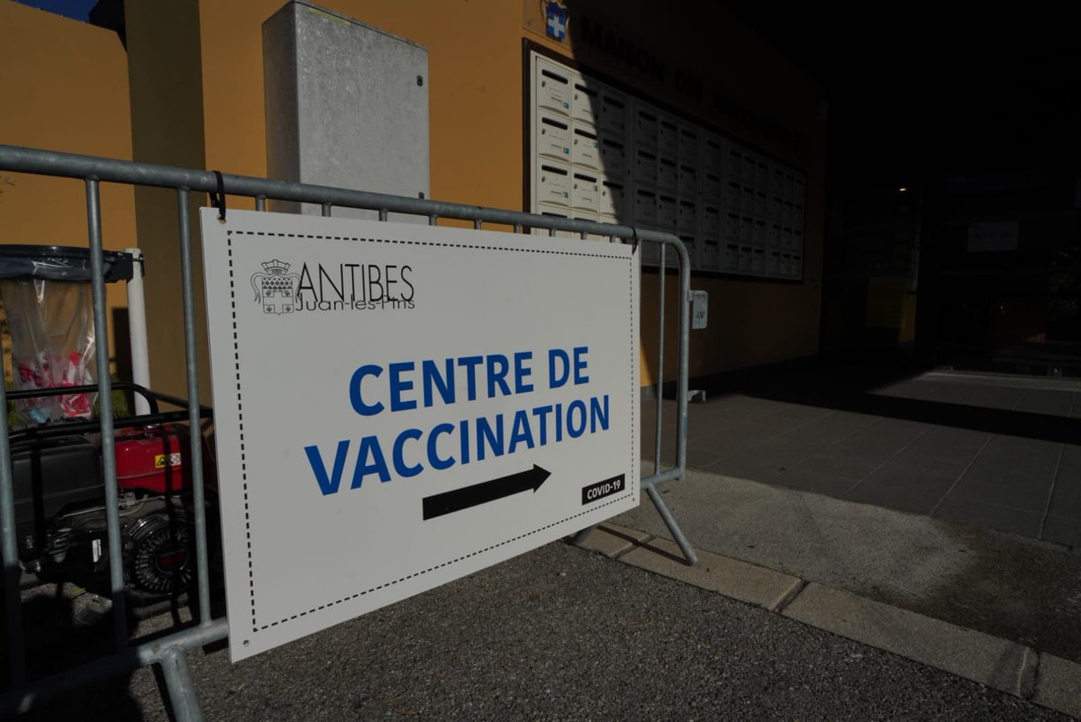 JeanLeonetti's tweet photo. Le premier centre de vaccination municipal est déjà en place à la Maison des Association à St-Claude. Il devrait ouvrir dans la 3e phase de vaccination qui devrait commencer  à partir du 18 janvier et concernera les plus de 75 ans  ou les personnes avec comorbidité. https://t.co/Z0lIJdyXQY