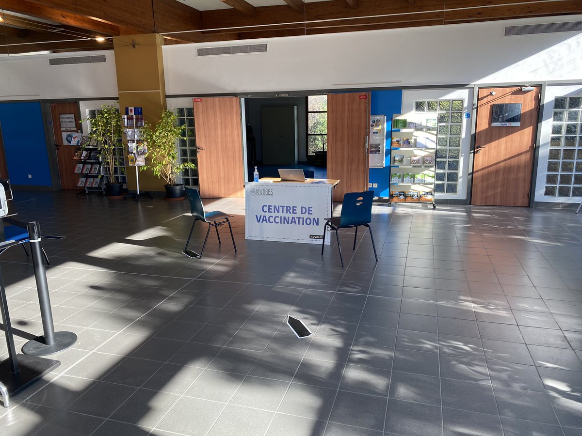 JeanLeonetti's tweet photo. Le premier centre de vaccination municipal est déjà en place à la Maison des Association à St-Claude. Il devrait ouvrir dans la 3e phase de vaccination qui devrait commencer  à partir du 18 janvier et concernera les plus de 75 ans  ou les personnes avec comorbidité. https://t.co/Z0lIJdyXQY