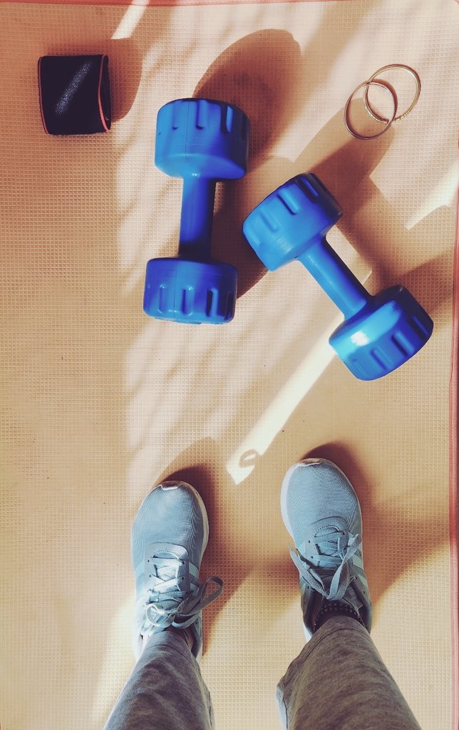 Super_Dhupar's tweet photo. In his head, boxer dude's running an army bootcamp for us. Only explanation for brutal #FridayWorkouts, for the second consecutive week. Shadow boxing for 40mins, followed by 4 stations for another 20mins. #BeStrongerEveryday #ThatsWhatHeSaid https://t.co/xc16WLd6M2