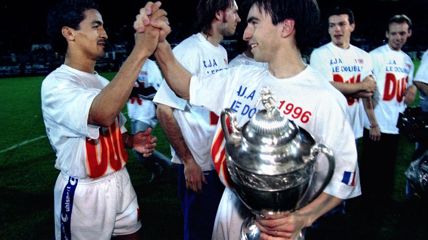 Néanmoins, c’est en 1996 que l’AJ Auxerre signe son plus grand exploit en se plaçant sur le toit du football français.En effet, les icaunais réalisent le doublé Coupe-Championnat avec une fin de saison hors norme, emmenés par Laurent Blanc, Sabri Lamouchi et Corentin Martins.