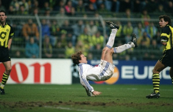 Malgré le départ de plusieurs de ses cadres, l’équipe continue sur sa lancée et se hisse jusqu’en quart de finale de Ligue des Champions, où elle butte, une nouvelle fois, sur le Borussia Dortmund, futur vainqueur de la compétition.