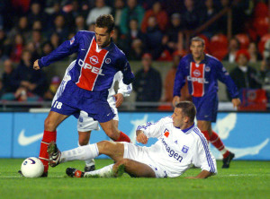 Par la suite, le club retombe de son nuage et doit faire face à l’une de ses premières saisons délicates dans l’élite en 1998-1999, ne se sauvant qu’à la dernière journée.De plus, suite à des soucis médicaux, Guy Roux est remplacé par Rolland, puis Fiard, qui assurent l’intérim.