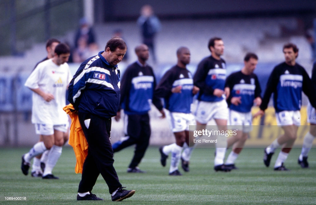 Par la suite, le club retombe de son nuage et doit faire face à l’une de ses premières saisons délicates dans l’élite en 1998-1999, ne se sauvant qu’à la dernière journée.De plus, suite à des soucis médicaux, Guy Roux est remplacé par Rolland, puis Fiard, qui assurent l’intérim.