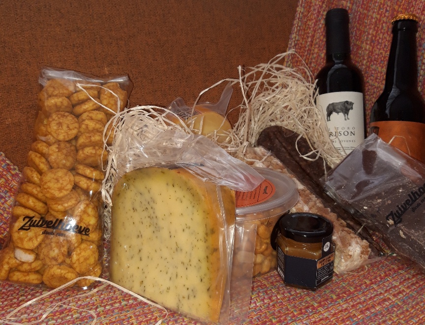 Op afstand, maar verbonden, misschien wel meer dan ooit. Van één klant een prachtig pakket ontvangen voor de online nieuwjaarsborrel. Van een andere klant een mooi huispak ontvangen met bedrijfslogo. Ik zeg een goede combinatie :-). #Waardering #zzper #betrokken.