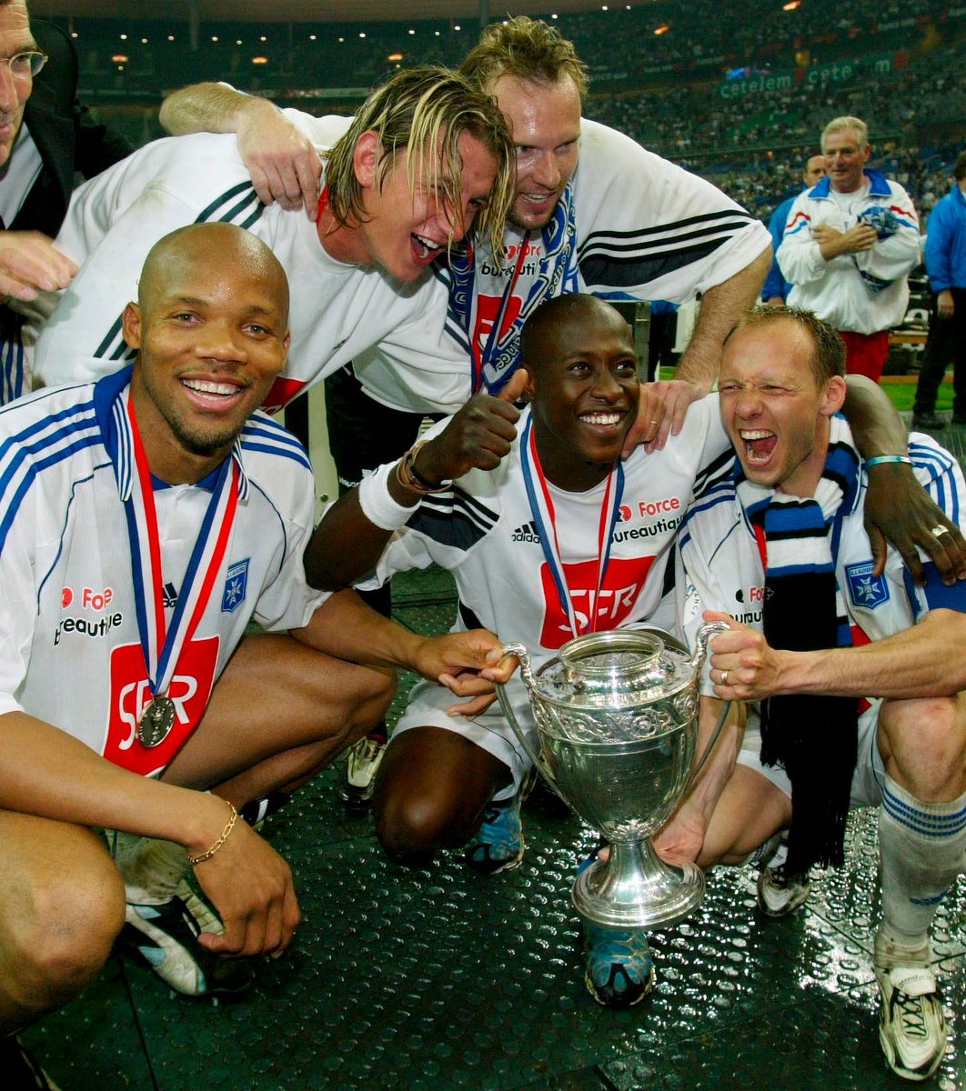 En effet, munis de leur maillot Playstation 2, Djibril Cissé, Olivier Kapo, Philippe Mexès ou encore Jean-Alain Boumsong, permettent au club de retrouver la Ligue des Champions et de gagner une troisième Coupe de France en 2003, en battant le PSG de Ronaldinho en finale.