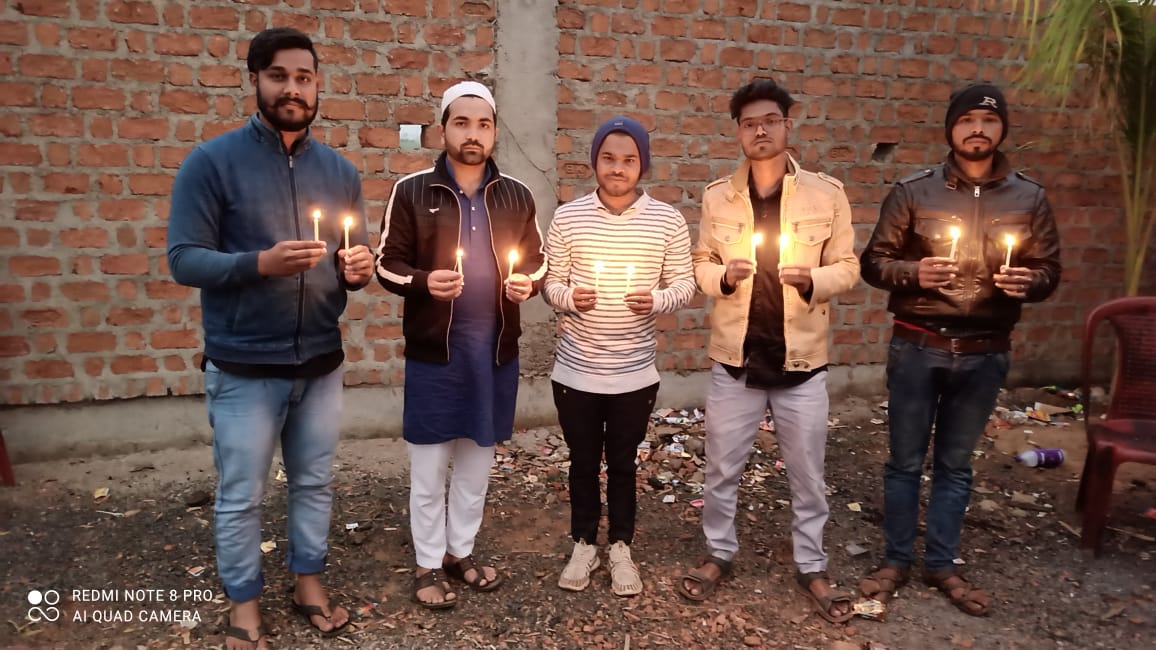 JavedAkhtarma2's tweet photo. एक दीया उनकी याद में
जो लौट के घर न आये...🌾अन्नदाताओं की शहादत को सलाम करें एक दीया उनके नाम करें। 
#EkDiyaShaheedonKeNaam 
#6बजे6मिनट
@HansrajMeena https://t.co/sWZjbwdk9L