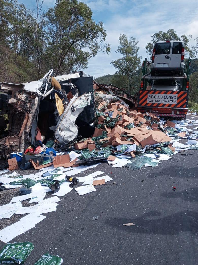 *Acidente agora entre duas carretas, na BR-381, próximo à Ponte Torta, deixa o trânsito lento nos dois sentidos, com sistema Pare e Siga.*