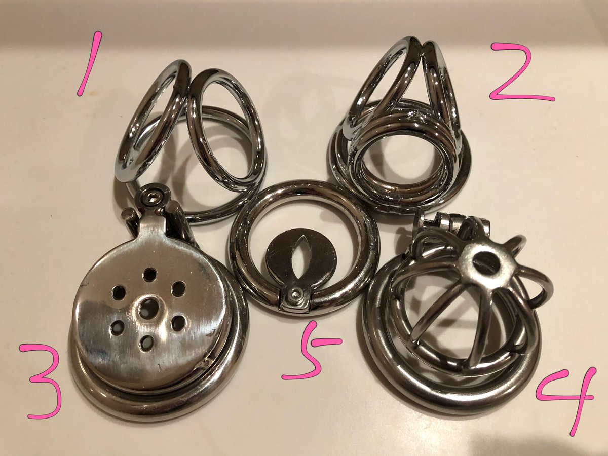 #贞操锁 近来很多朋友私信我关于鸟笼的问题，这些年几任主人先后送了我二十多款各式鸟笼，在主人严格调教下，我也渐渐由菜鸟进阶成了资深锁奴。中长款的我基本都扔了，给大家介绍几种我以为比较虐的超短款工具。1是公鸡三环；2是公鸡六环；3是大盖平板锁；4是小盖平板锁；5是超短款鸟笼。