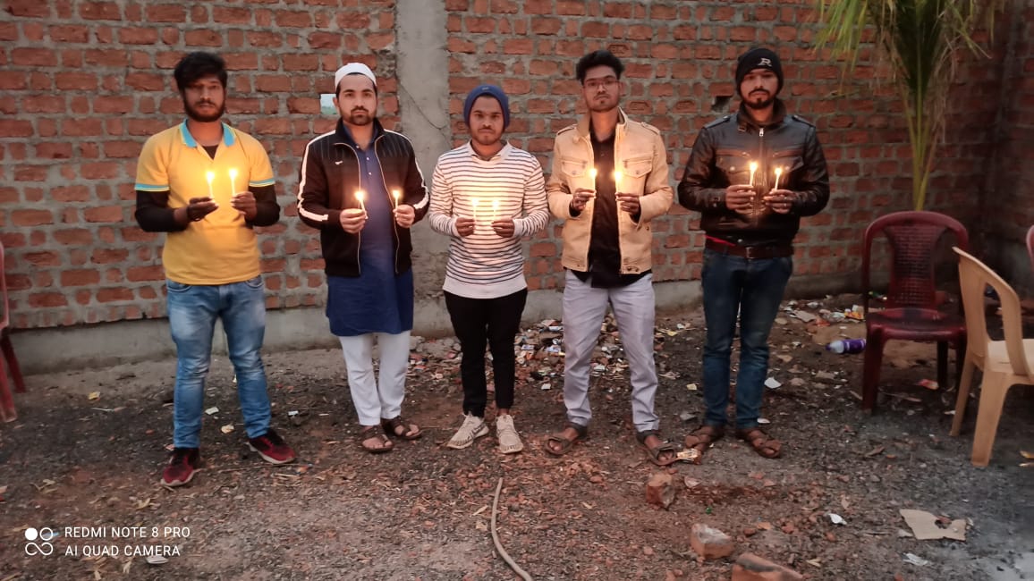 JavedAkhtarma2's tweet photo. एक दीया उनकी याद में
जो लौट के घर न आये...🌾अन्नदाताओं की शहादत को सलाम करें एक दीया उनके नाम करें। 
#EkDiyaShaheedonKeNaam 
#6बजे6मिनट
@HansrajMeena https://t.co/sWZjbwdk9L