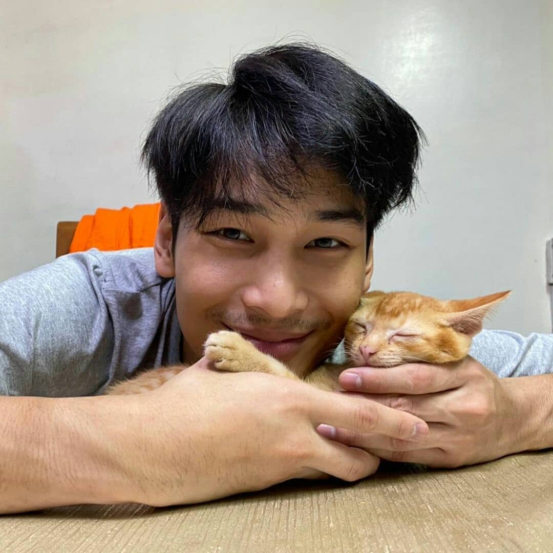   @Nnattawin1 with animals a cute thread;