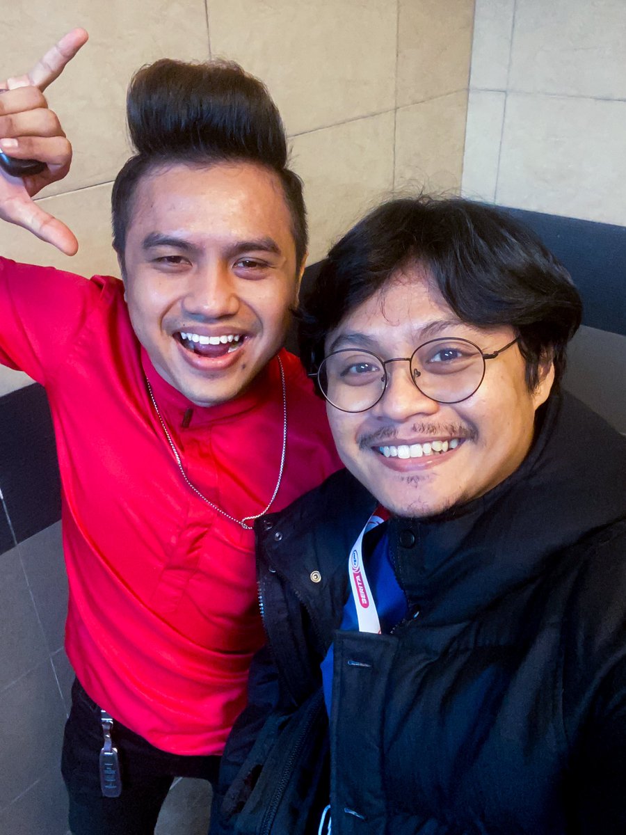 Mrcham25's tweet photo. Banyak banyak tempat dekat office, dekat washroom juga lah berjumpa π Happy birthday bro @AzamLambert π #azambaru #azamlama https://t.co/JuCfxDe8u5