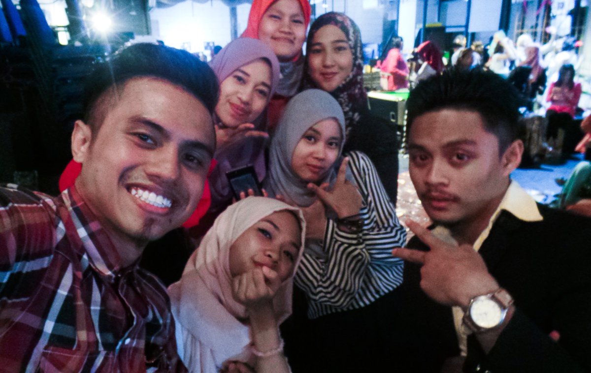 Mrcham25's tweet photo. Banyak banyak tempat dekat office, dekat washroom juga lah berjumpa π Happy birthday bro @AzamLambert π #azambaru #azamlama https://t.co/JuCfxDe8u5