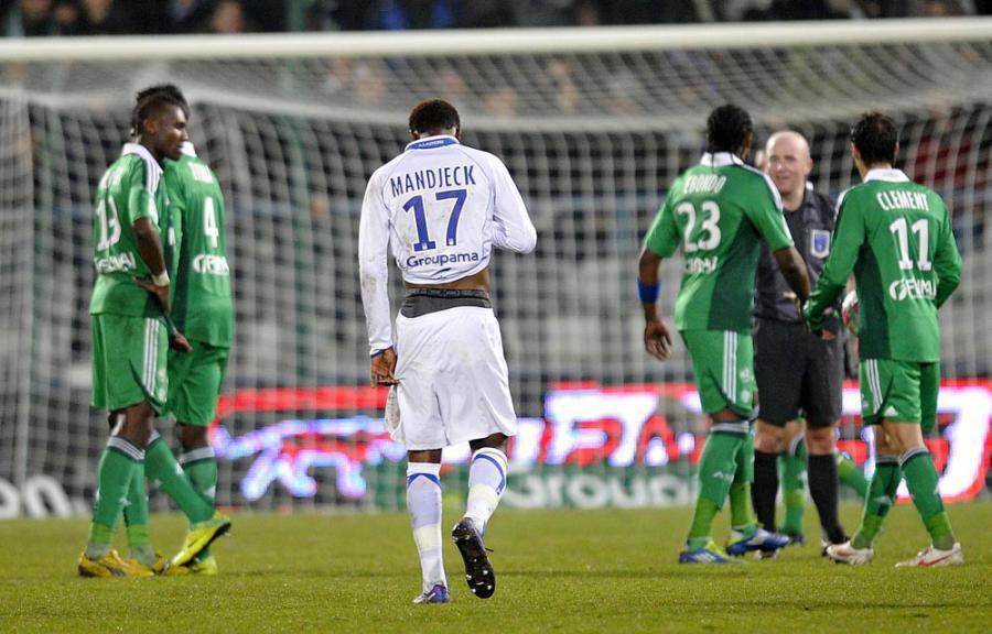 Malgré les ambitions de ce dernier, cela tourne au fiasco. Les ajaïstes descendront alors en Ligue 2 à la suite de la saison 2011-2012.