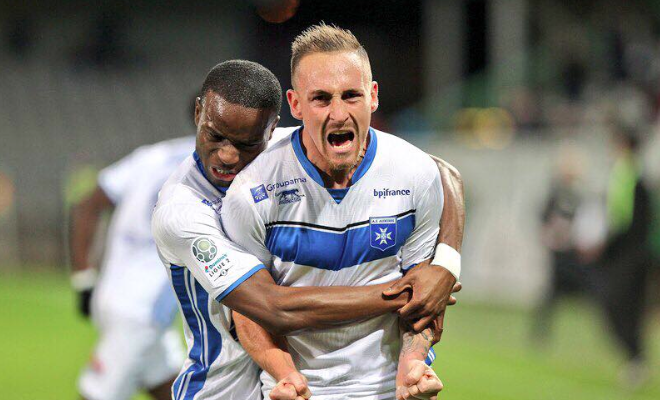 Depuis, l’AJA végète en deuxième division, avec seulement une nouvelle finale de Coupe de France, perdue 1-0 contre le PSG en 2015, en guise d’unique éclaircie.De surcroît, son centre de formation ne semble plus produire de fantastiques trouvailles comme à ses grandes heures.